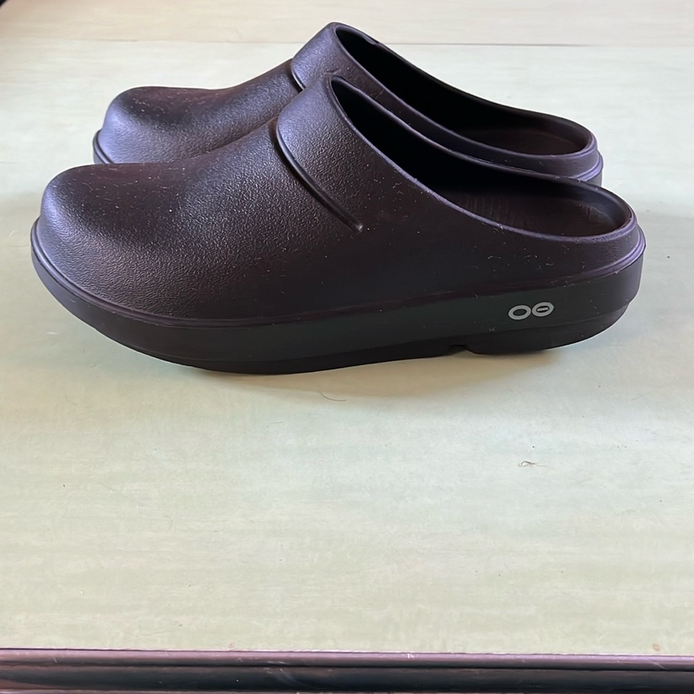 Oofos black recovery slip ons women’s 8 EU 39
Worn indoors only